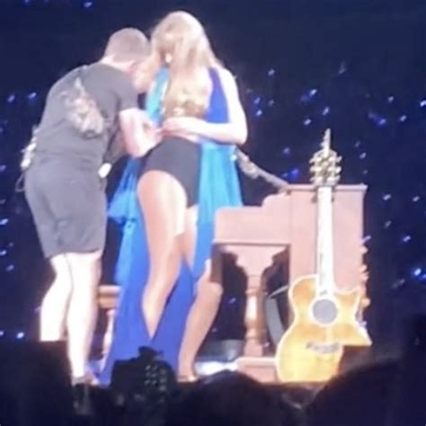 taylor swift camel toe pics|Taylor Swift suffers awkward wardrobe malfunction live on stage。